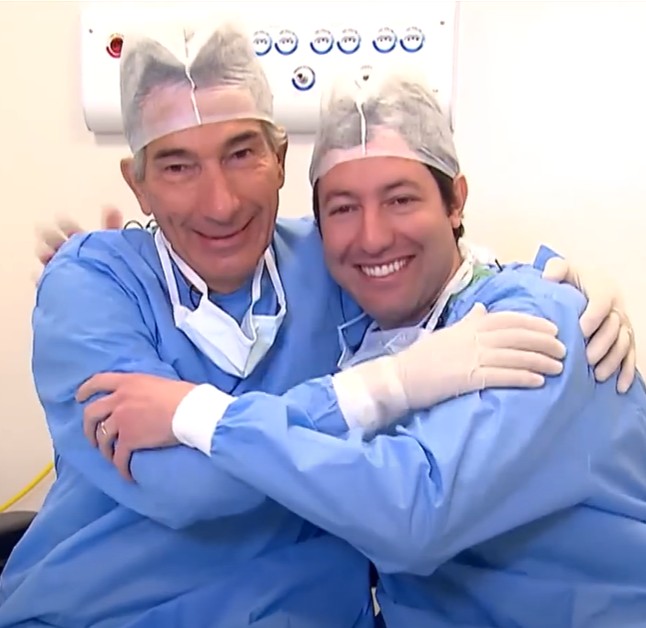 Pai e filho se juntam para tratar pessoas com catarata na Amazônia.